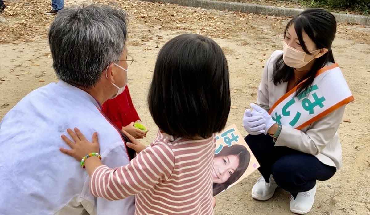 公園にて会話する灰岡香奈県議